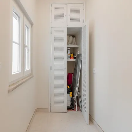 Pn Modern & Tastefully Renovated - 3br In The Heart Of Apartmán Lisboa