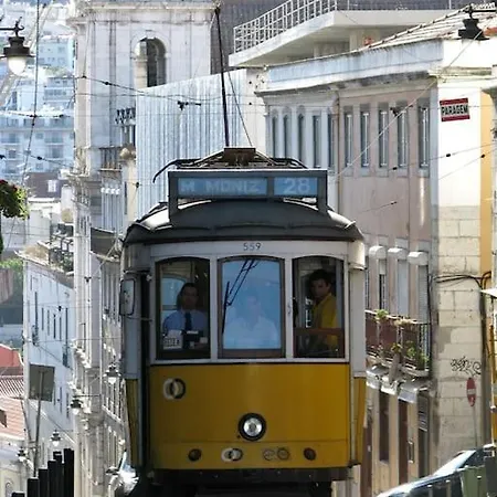 Pn New Ac! Stylish & Central- View To Tram 28! 리스본